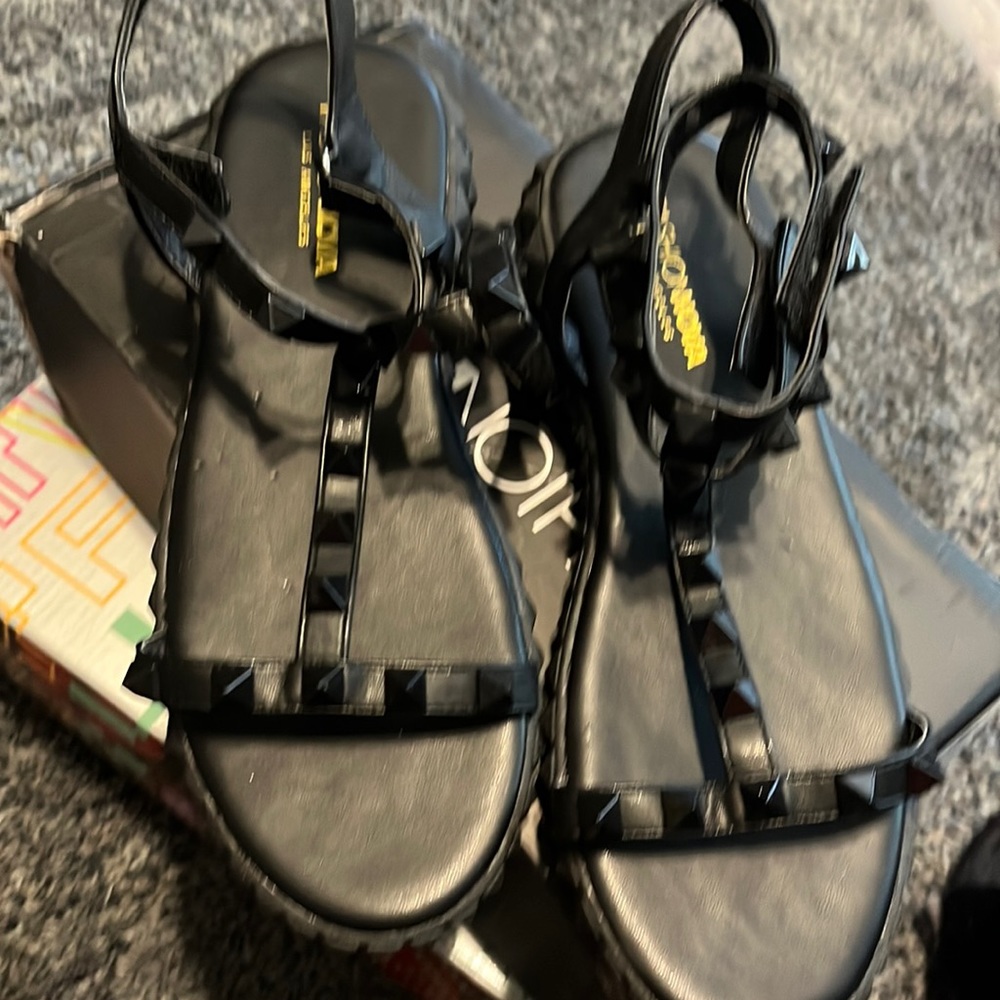 Fashion Nova “Lookin Sharp Flat Sandal” black